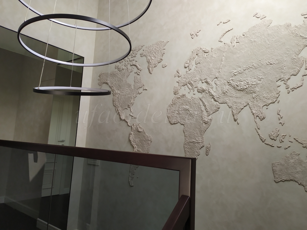 Барельеф на стене - карта мира
