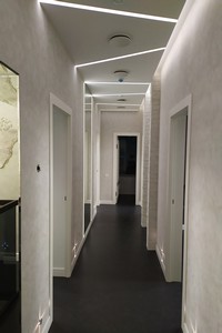 Освещение в длинном коридоре